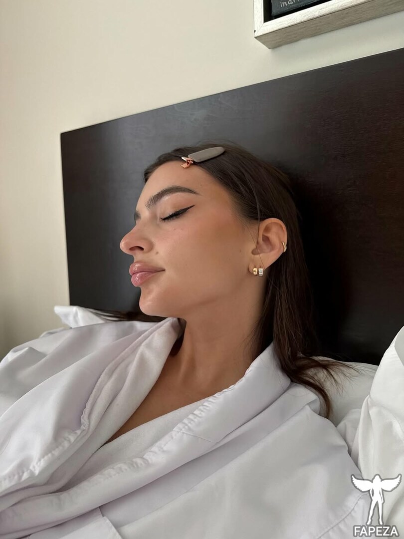 Emily Ratajkowski